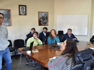 Autoridades regionales monitoreando la actividad del volcán Villarrica en una mesa de trabajo