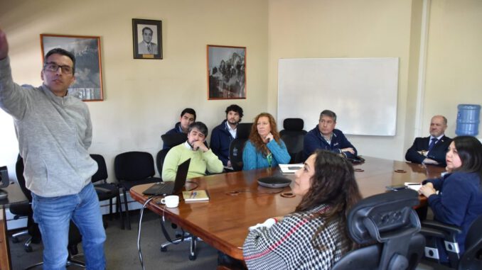 Autoridades regionales monitoreando la actividad del volcán Villarrica en una mesa de trabajo