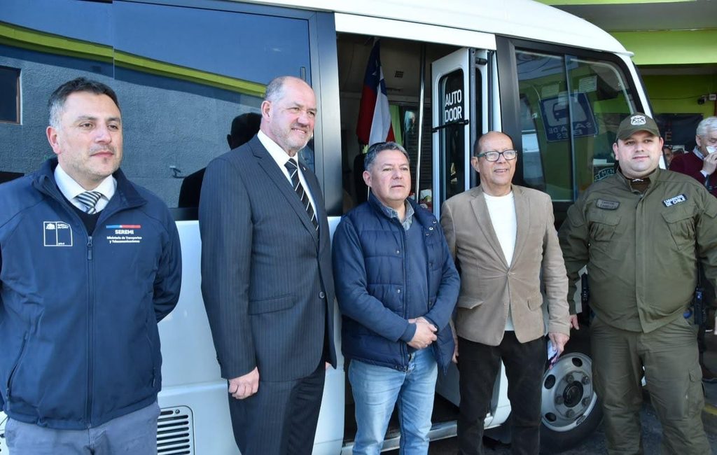 Autoridades regionales supervisando el control técnico de buses en el terminal de Villarrica previo a las Fiestas Patrias.
