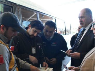 Autoridades regionales supervisando el control técnico de buses en el terminal de Villarrica previo a las Fiestas Patrias.