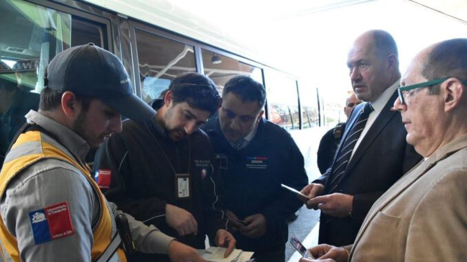 Autoridades regionales supervisando el control técnico de buses en el terminal de Villarrica previo a las Fiestas Patrias.