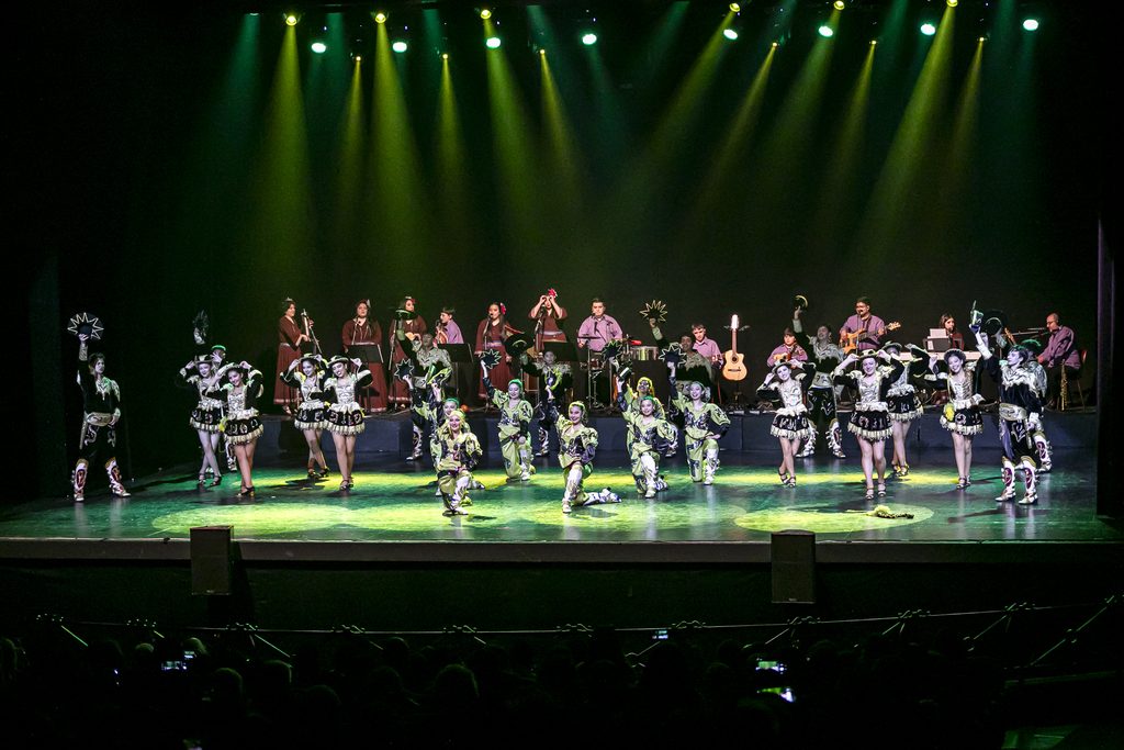 Integrantes del Ballet Folclórico Infantil de Temuco Bafotito durante una presentación de danza tradicional