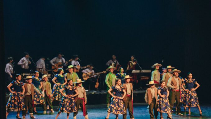 Integrantes del Ballet Folclórico Infantil de Temuco Bafotito durante una presentación de danza tradicional
