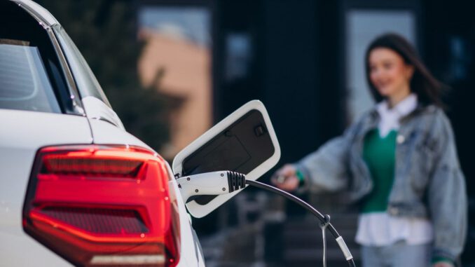 Camioneta eléctrica de reparto utilizada por una pequeña empresa para transporte sostenible