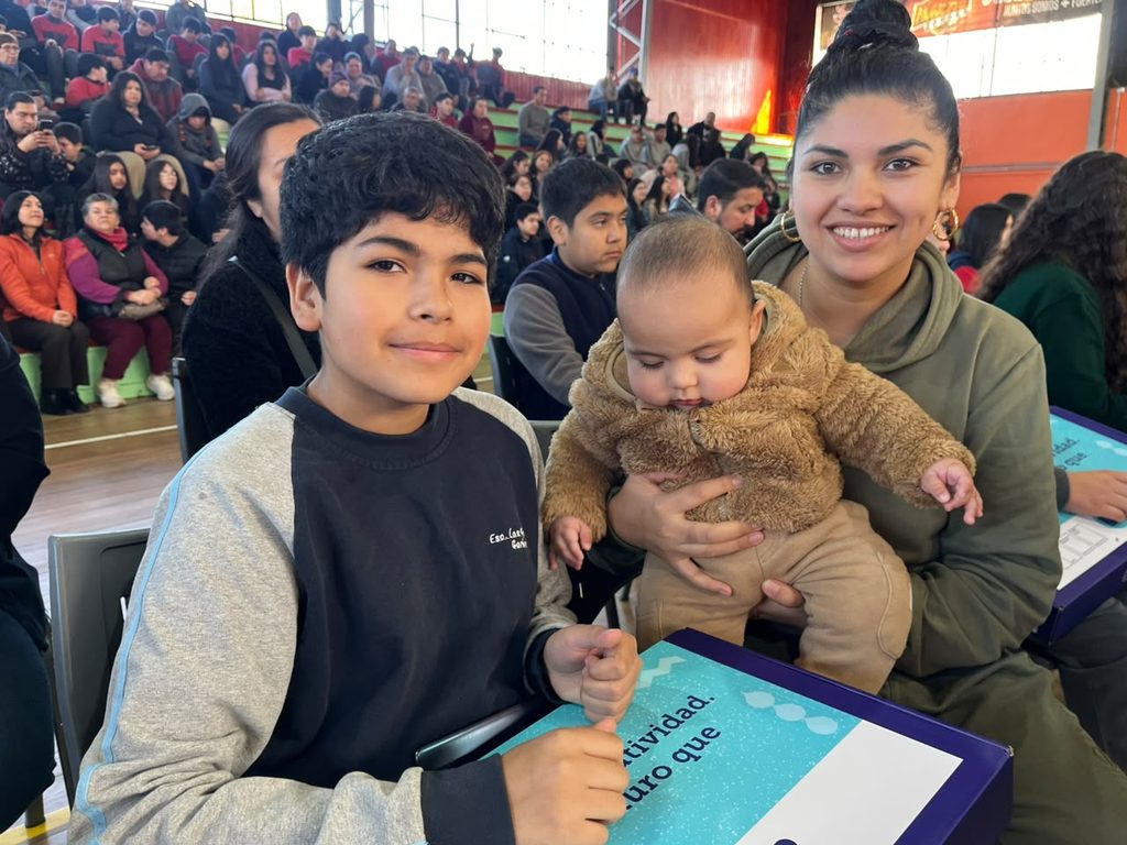Estudiantes recibiendo computadores del programa Becas TIC de Junaeb en La Araucanía