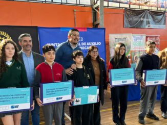Estudiantes recibiendo computadores del programa Becas TIC de Junaeb en La Araucanía