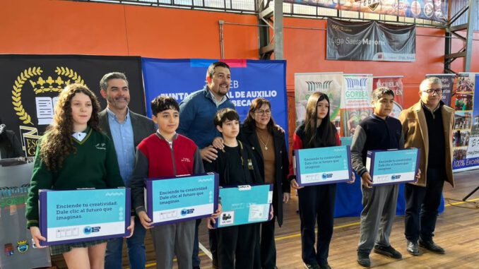 Estudiantes recibiendo computadores del programa Becas TIC de Junaeb en La Araucanía