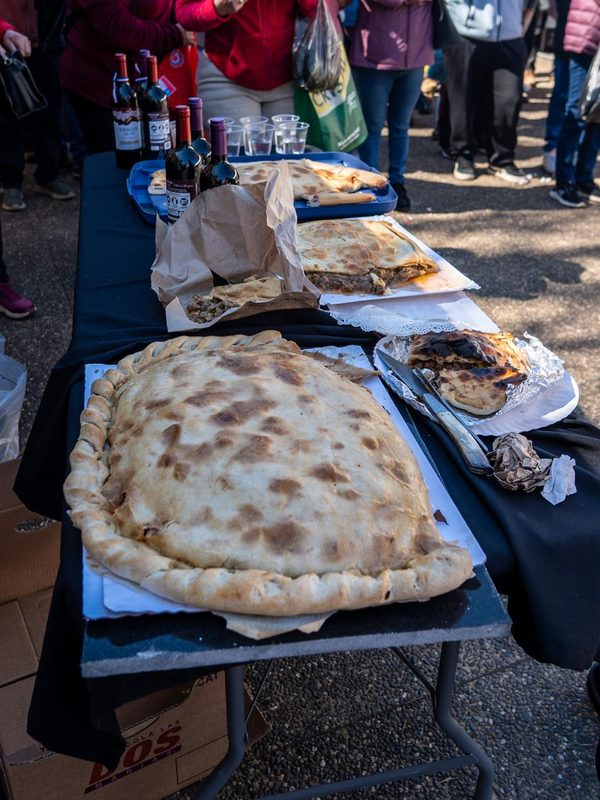 Berta Arévalo Vega posando orgullosa junto a su empanada de 57 centímetros ganadora en Victoria