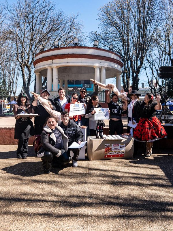 Berta Arévalo Vega posando orgullosa junto a su empanada de 57 centímetros ganadora en Victoria