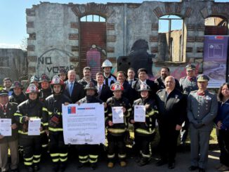 Autoridades regionales y voluntarios de Bomberos celebran la entrega de terreno para nuevo cuartel en Victoria