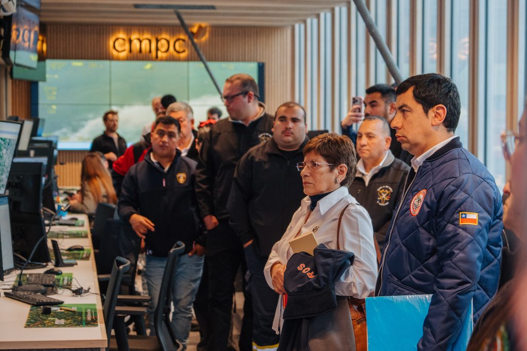 Voluntarios de Bomberos de La Araucanía participando en jornada de capacitación sobre incendios forestales junto a CMPC