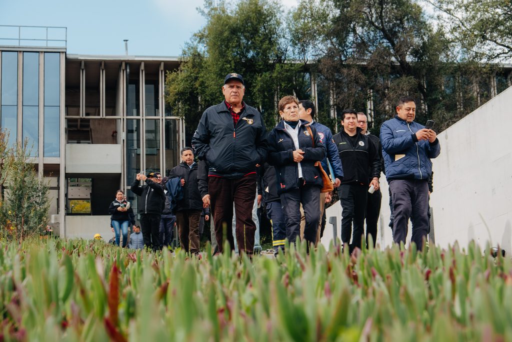 Voluntarios de Bomberos de La Araucanía participando en jornada de capacitación sobre incendios forestales junto a CMPC