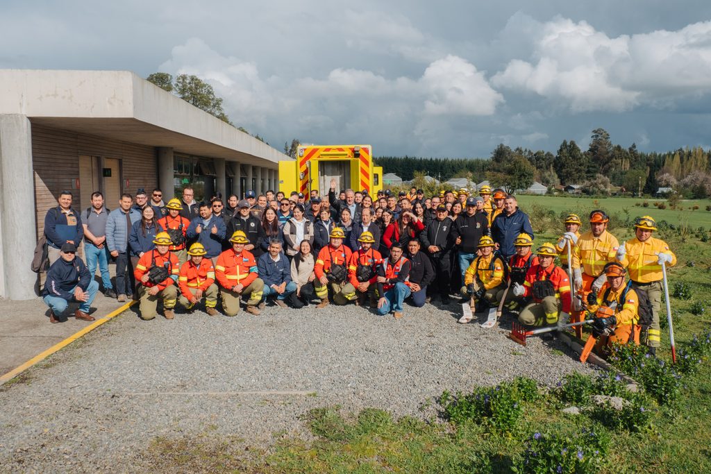 Voluntarios de Bomberos de La Araucanía participando en jornada de capacitación sobre incendios forestales junto a CMPC