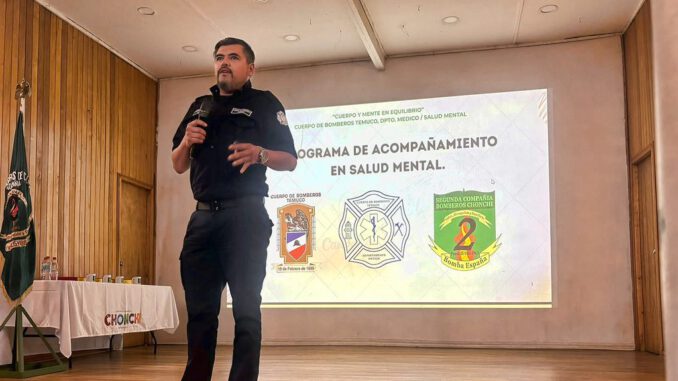 Voluntarios del Cuerpo de Bomberos de Temuco participando en talleres de capacitación sobre salud mental y prevención de crisis