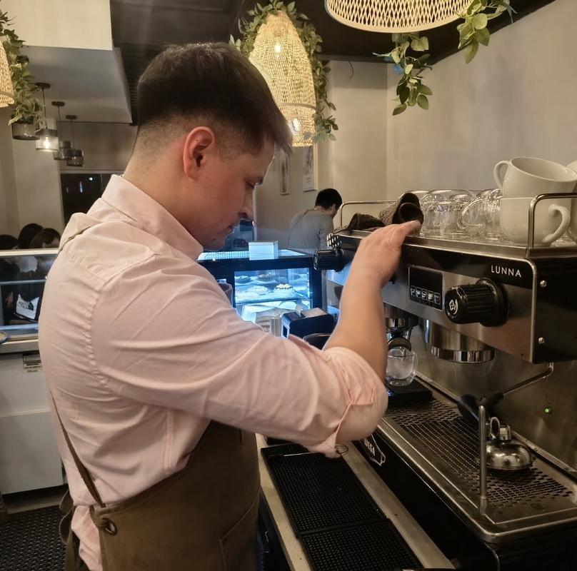 Fachada de la cafetería Brola en Temuco con ambiente acogedor y aroma a café recién preparado