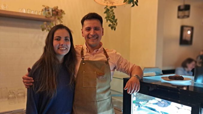 Fachada de la cafetería Brola en Temuco con ambiente acogedor y aroma a café recién preparado