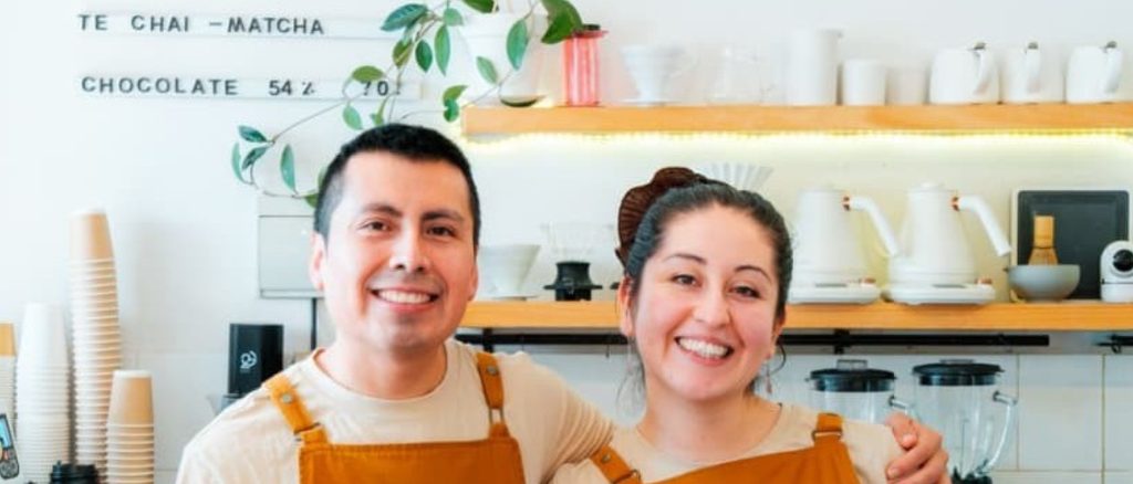Fachada y barista trabajando en la cafetería Eco Mapu de Villarrica destacada como la mejor de Sudamérica