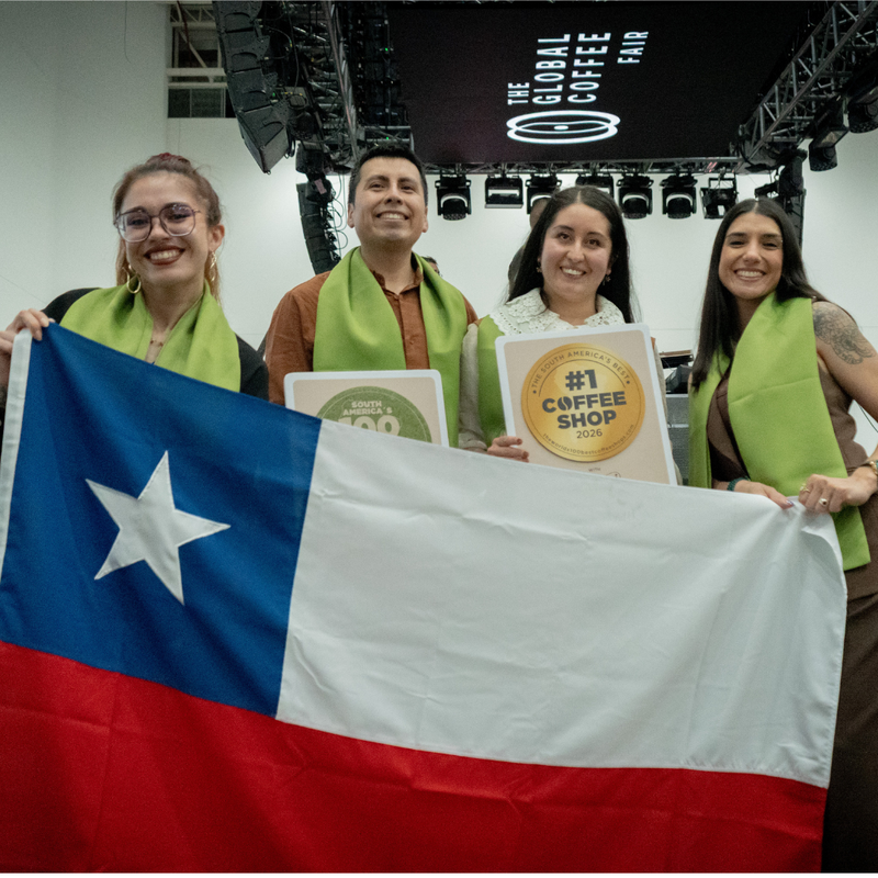 Fachada y barista trabajando en la cafetería Eco Mapu de Villarrica destacada como la mejor de Sudamérica