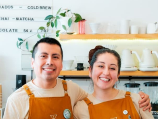 Fachada y barista trabajando en la cafetería Eco Mapu de Villarrica destacada como la mejor de Sudamérica