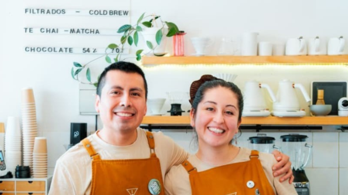 Fachada y barista trabajando en la cafetería Eco Mapu de Villarrica destacada como la mejor de Sudamérica