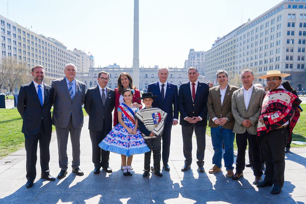 Axel Vásquez y Rayén San Martín, campeones infantiles de cueca, en el Palacio de La Moneda.