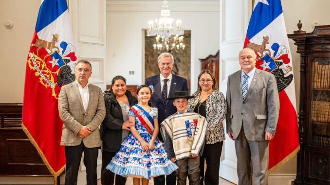 Axel Vásquez y Rayén San Martín, campeones infantiles de cueca, en el Palacio de La Moneda.