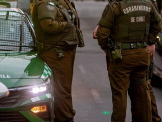 Carabineros realizando labores de rescate en un vehículo estacionado en Temuco