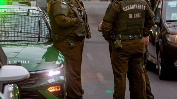Carabineros realizando labores de rescate en un vehículo estacionado en Temuco
