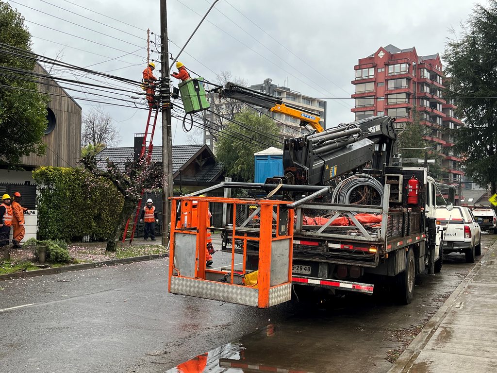 Personal técnico de CGE realizando labores preventivas en terreno ante pronósticos de viento puelche