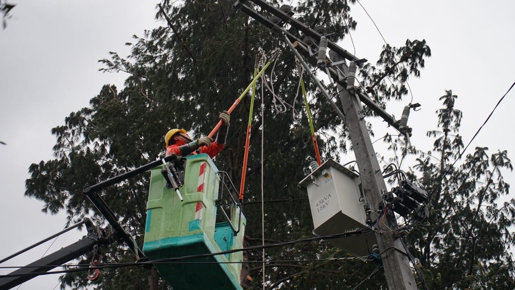 Personal técnico de CGE realizando labores preventivas en terreno ante pronósticos de viento puelche