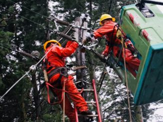 Personal técnico de CGE realizando labores preventivas en terreno ante pronósticos de viento puelche