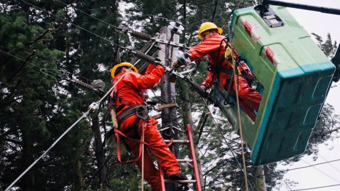 Personal técnico de CGE realizando labores preventivas en terreno ante pronósticos de viento puelche
