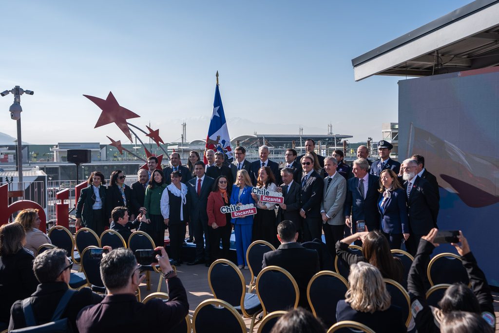 Autoridades chilenas lanzan la campaña turistica ChileNos Encanta en el Aeropuerto de Santiago