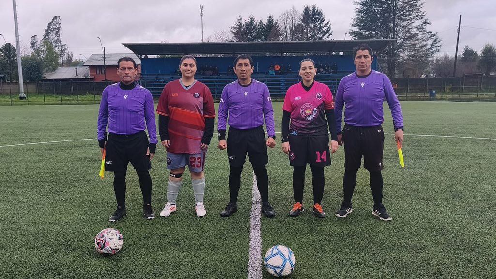 Jugadoras del Club Deportivo Los Volcanes celebrando su bicampeonato en el Estadio Municipal de Ñancul.