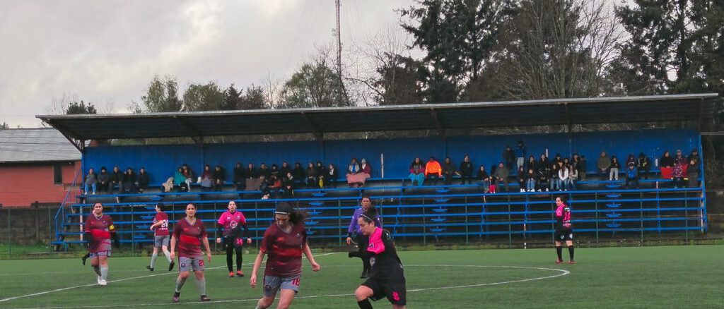 Jugadoras del Club Deportivo Los Volcanes celebrando su bicampeonato en el Estadio Municipal de Ñancul.