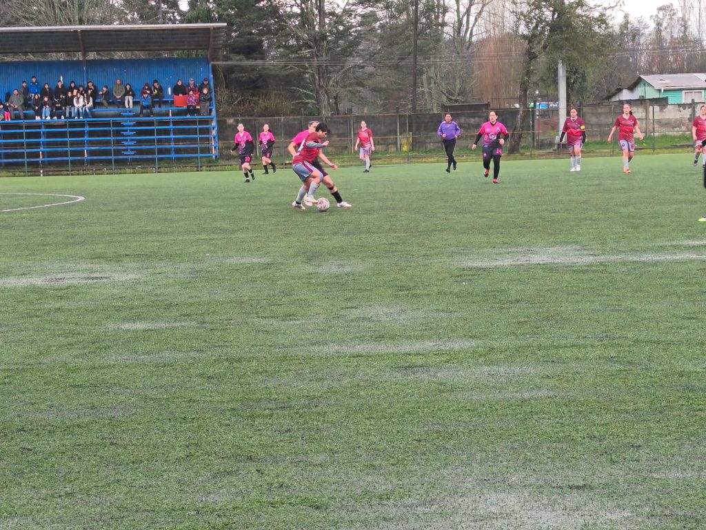 Jugadoras del Club Deportivo Los Volcanes celebrando su bicampeonato en el Estadio Municipal de Ñancul.