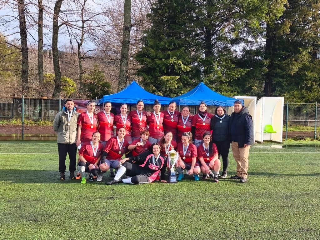 Jugadoras del Club Deportivo Los Volcanes celebrando su bicampeonato en el Estadio Municipal de Ñancul.