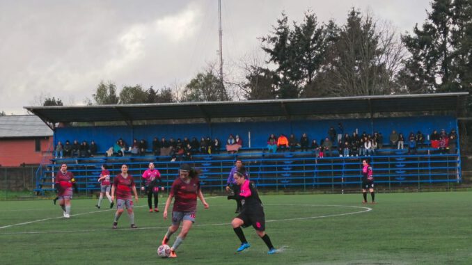 Jugadoras del Club Deportivo Los Volcanes celebrando su bicampeonato en el Estadio Municipal de Ñancul.