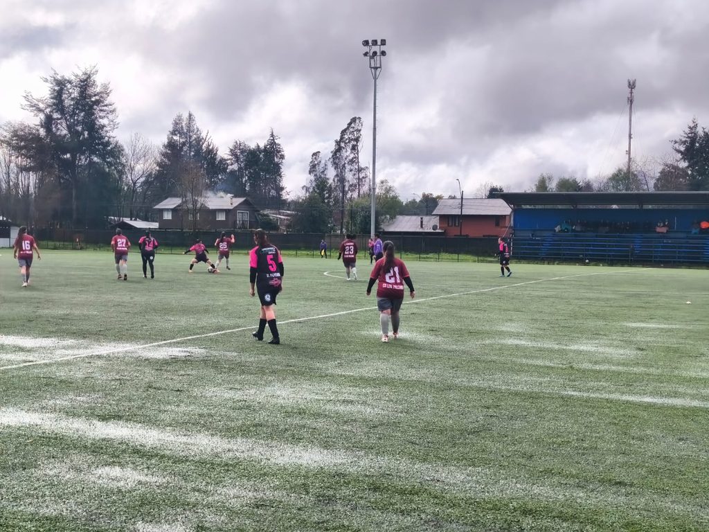 Jugadoras del Club Deportivo Los Volcanes celebrando su bicampeonato en el Estadio Municipal de Ñancul.