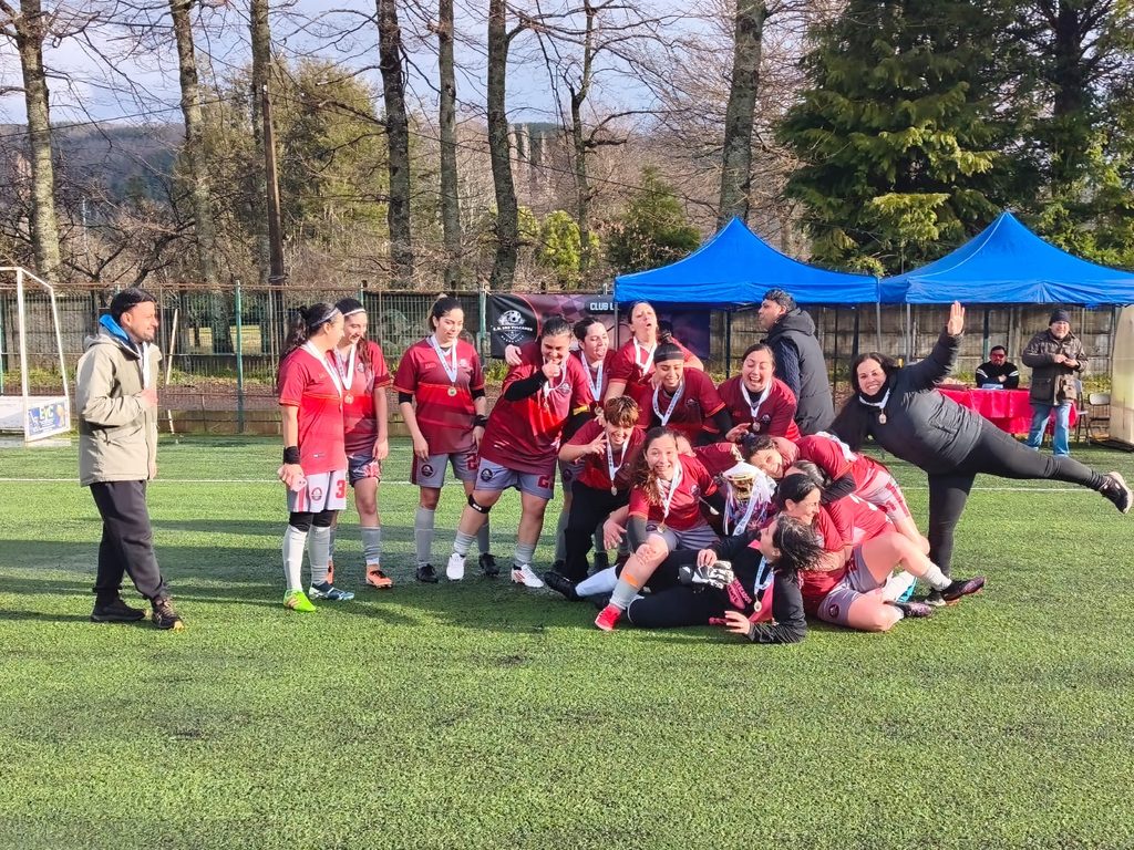 Jugadoras del Club Deportivo Los Volcanes celebrando su bicampeonato en el Estadio Municipal de Ñancul.