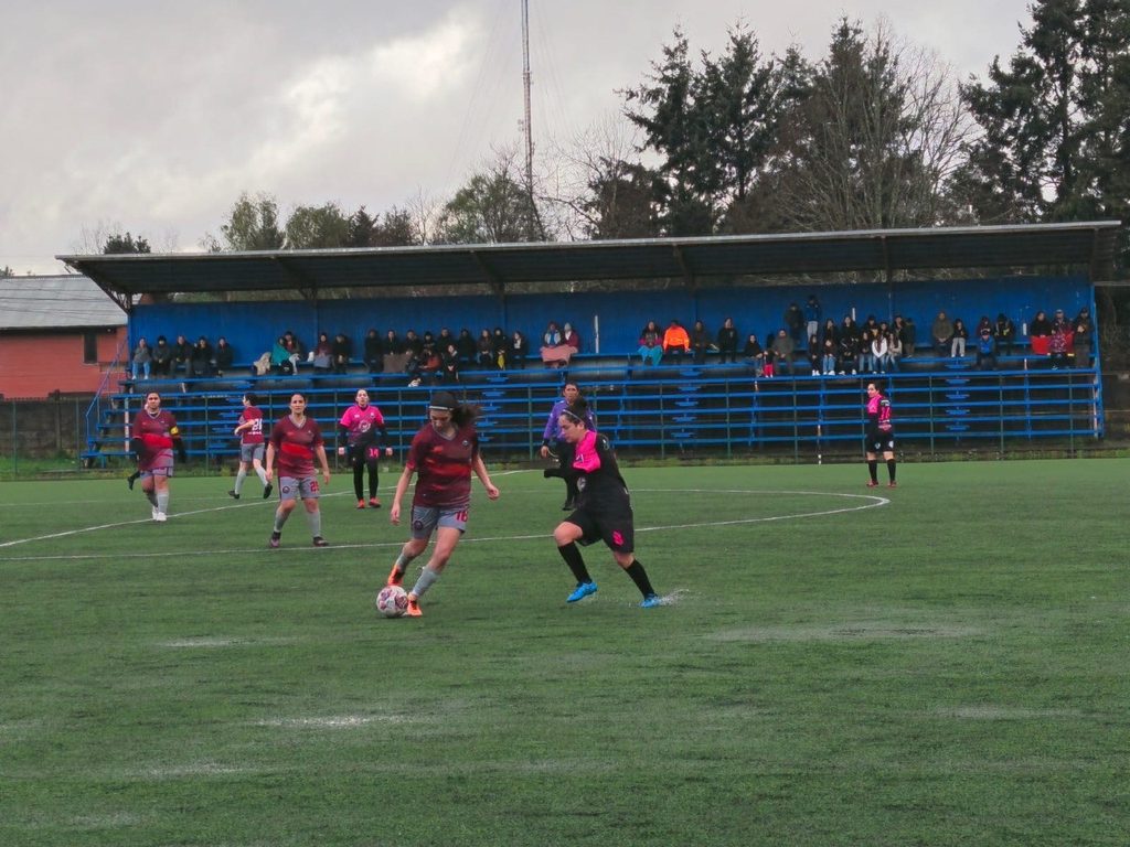 Jugadoras del Club Deportivo Los Volcanes celebrando su bicampeonato en el Estadio Municipal de Ñancul.