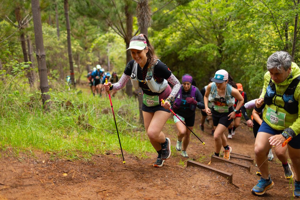 Corredores compitiendo en senderos naturales de montaña durante el CMPC Frontera Trail en Temuco.