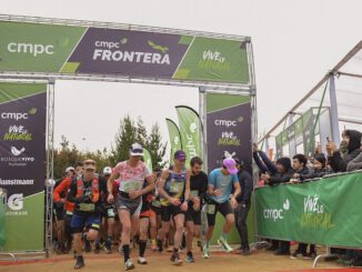 Corredores compitiendo en senderos naturales de montaña durante el CMPC Frontera Trail en Temuco.