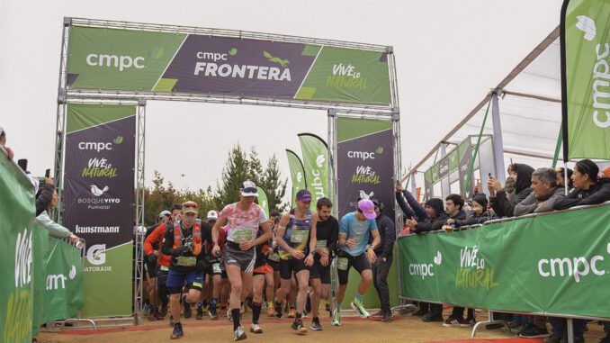 Corredores compitiendo en senderos naturales de montaña durante el CMPC Frontera Trail en Temuco.