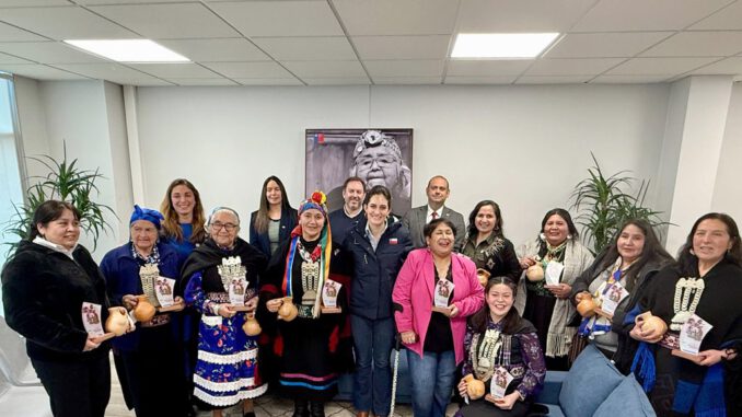 Ceremonia de reconocimiento a mujeres emprendedoras mapuche por parte de autoridades de CONADI en Temuco