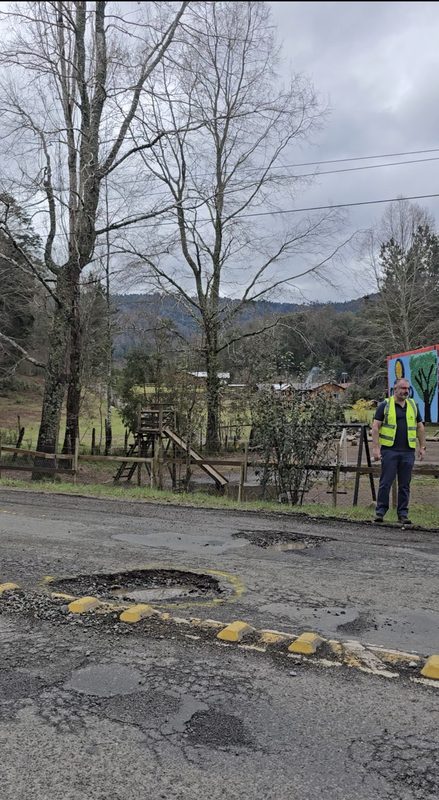 Concejal Ronal Seiffert presentando recurso de protección contra Vialidad por mal estado de caminos en Villarrica.