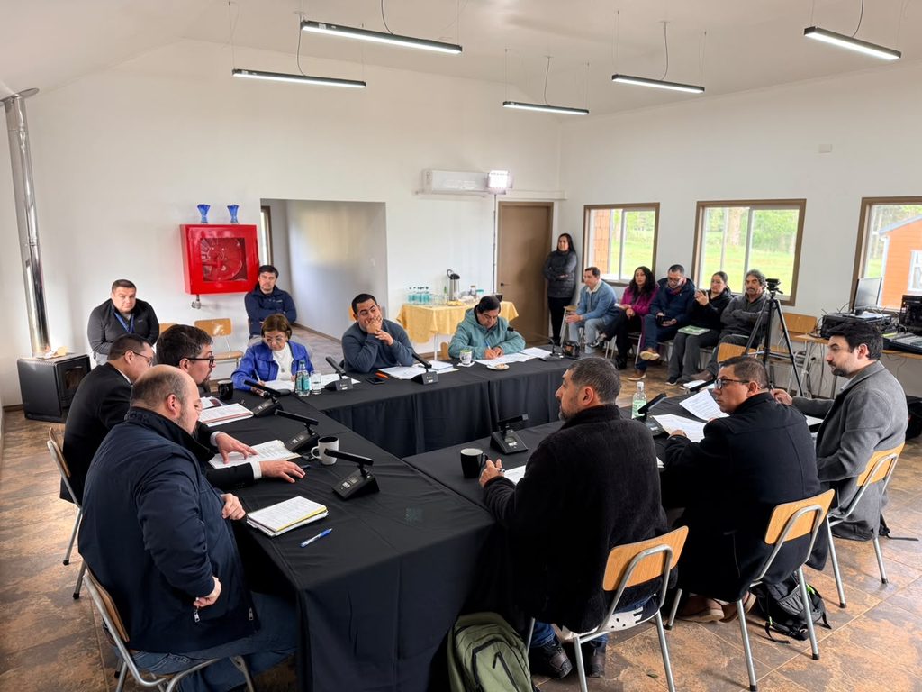 Bus municipal de Frutillar trasladando estudiantes hacia Puerto Octay