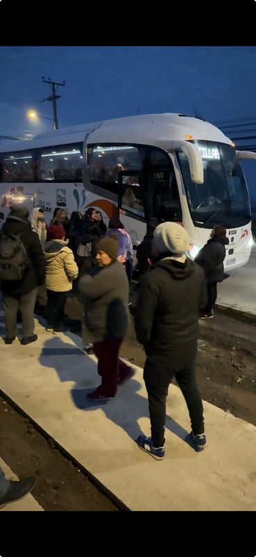 Bus municipal de Frutillar trasladando estudiantes hacia Puerto Octay