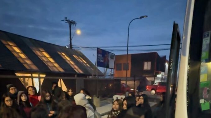 Bus municipal de Frutillar trasladando estudiantes hacia Puerto Octay