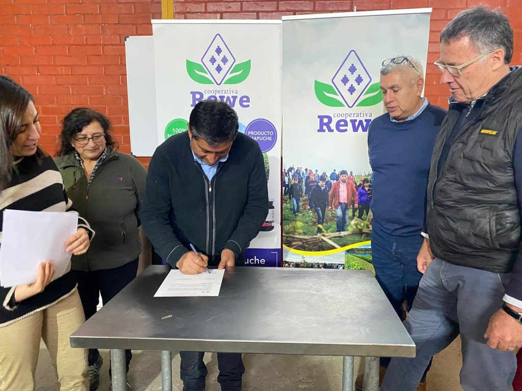Productores y representantes de la Cooperativa Rewe y Vitafoods celebrando acuerdo comercial de berries